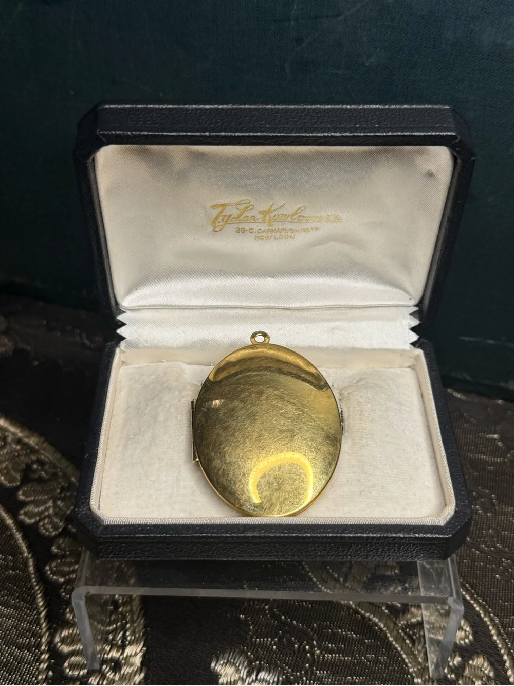 VTG Gold Tone Oval Locket Pendant - Unbranded